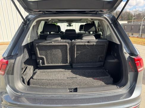 Used 2022 Volkswagen Tiguan SE w/ Panoramic Sunroof Package image 17
