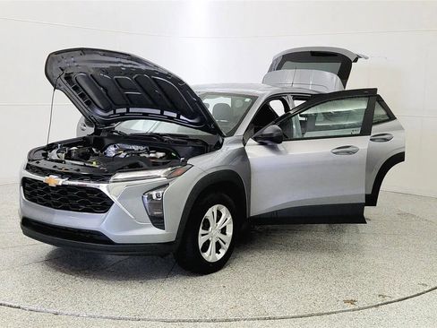Used 2025 Chevrolet Trax LS w/ Driver Confidence Package FWD image 10