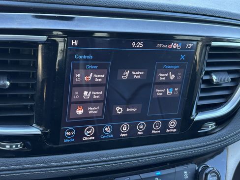 Used 2020 Chrysler Pacifica Limited image 3