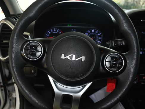 Used 2022 Kia Soul LX image 12