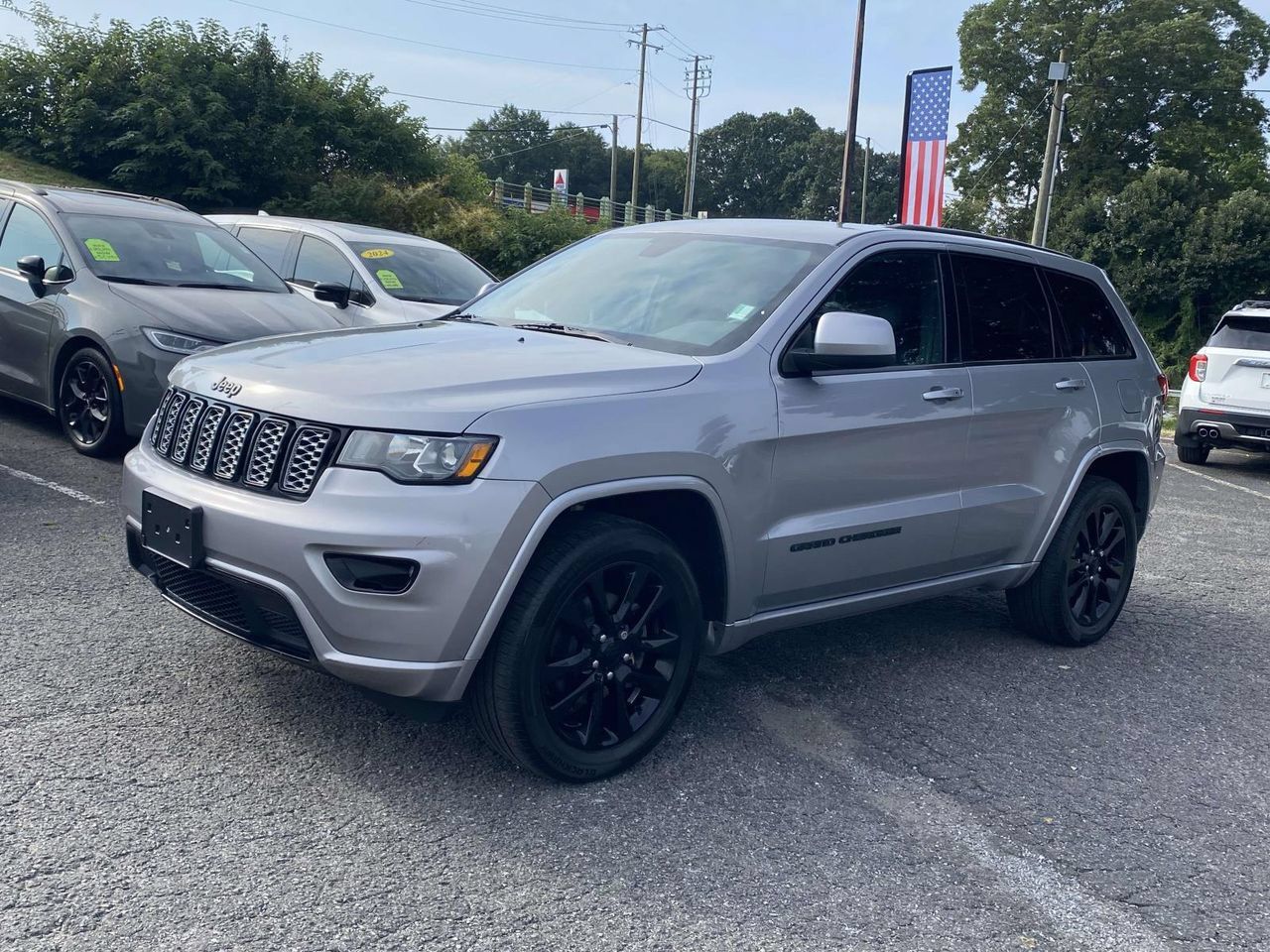 Used 2017 Jeep Grand Cherokee Altitude AWD/4WD image 3