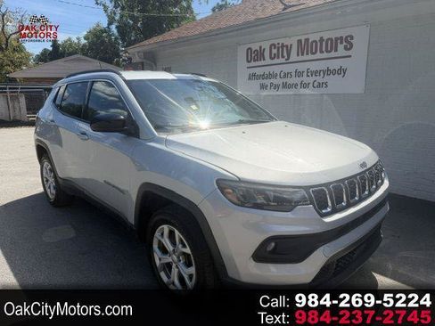 Used 2024 Jeep Compass Latitude AWD/4WD image 1
