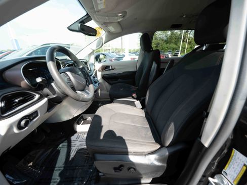 Used 2017 Chrysler Pacifica Touring FWD image 9