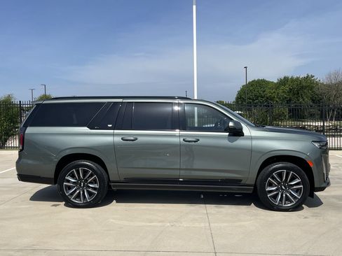 Used 2024 Cadillac Escalade ESV Sport Platinum AWD/4WD image 3