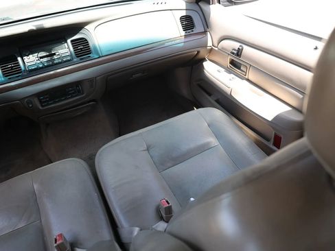 Used 2004 Ford Crown Victoria LX RWD image 22