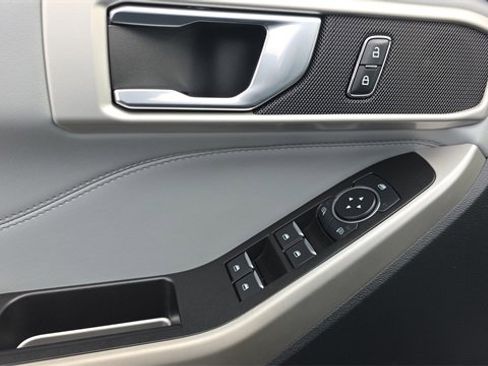 Used 2022 Ford Explorer XLT w/ Equipment Group 202A image 13