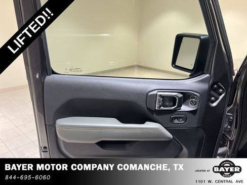 Used 2025 Jeep Gladiator Mojave AWD/4WD image 21