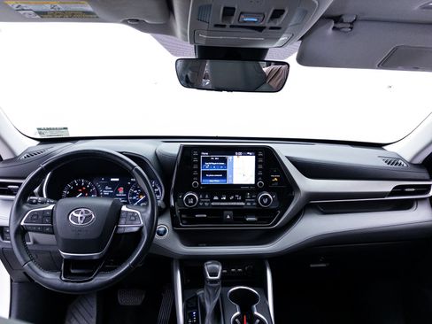 Used 2021 Toyota Highlander XLE AWD/4WD image 22