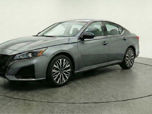 Used 2025 Nissan Altima 2.5 SV image 3
