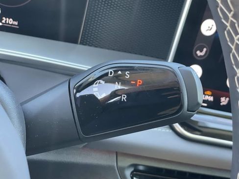 Used 2026 Volkswagen Tiguan SE w/ Panoramic Sunroof Package FWD image 17