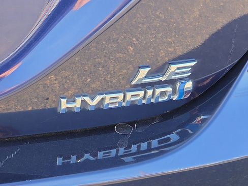 Used 2021 Toyota Camry LE image 7