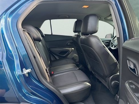 Used 2020 Chevrolet Trax LT w/ LT Convenience Package image 11