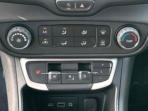 Used 2022 GMC Terrain SLE image 26