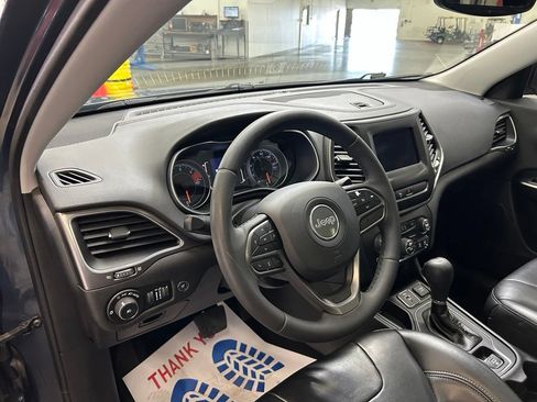 Used 2020 Jeep Cherokee Latitude Plus w/ Comfort/Convenience Group FWD image 22