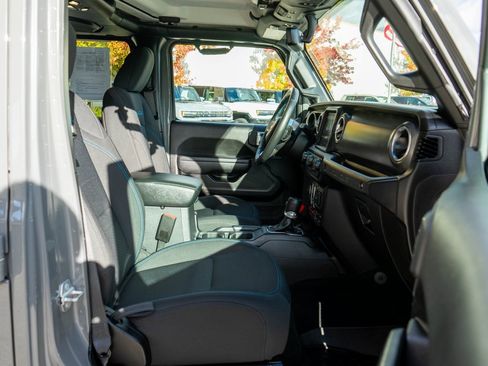 Used 2022 Jeep Wrangler Unlimited Rubicon 4xe w/ Cold Weather Group image 10