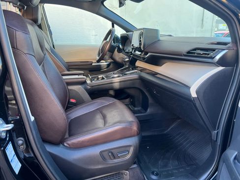 Used 2022 Toyota Sienna Platinum AWD/4WD image 31