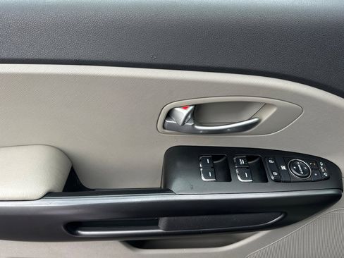 Used 2016 Kia Sedona LX w/ LX Convenience Package image 11