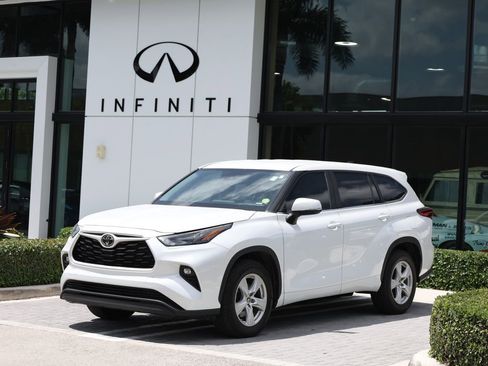Used 2023 Toyota Highlander LE FWD image 1