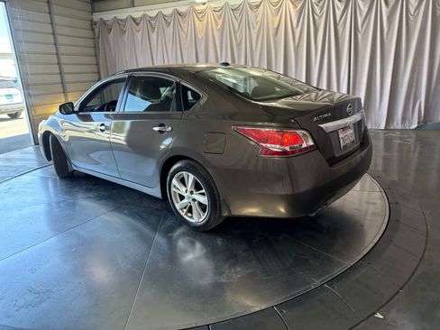 Used 2015 Nissan Altima 2.5 SV w/ Convenience Package FWD image 5