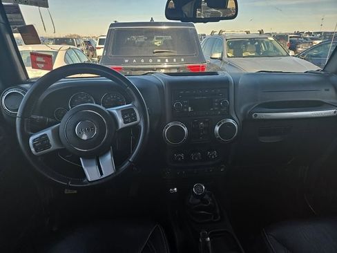 Used 2015 Jeep Wrangler Unlimited Rubicon image 16