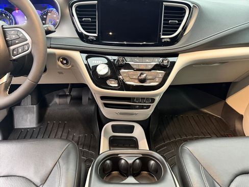 Used 2022 Chrysler Pacifica Touring-L image 13