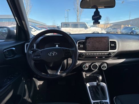 Used 2023 Hyundai Venue Limited image 9
