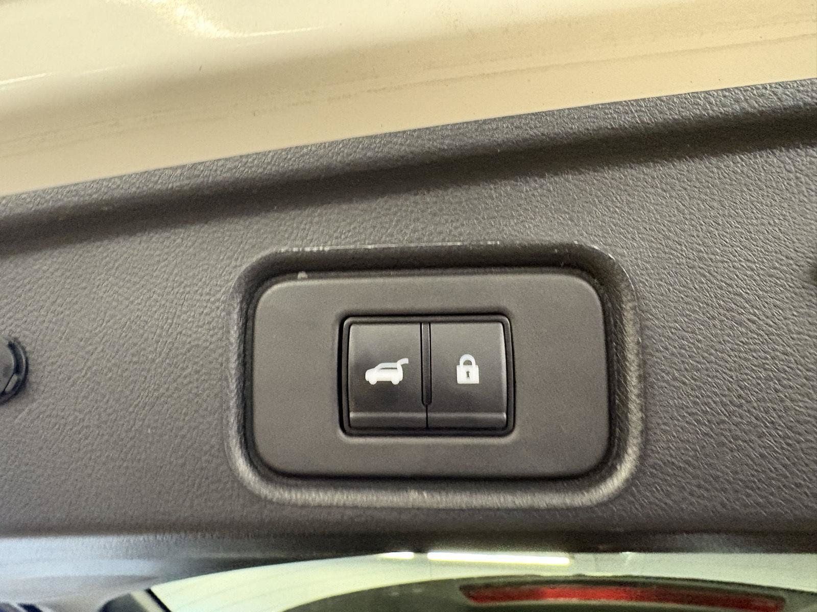 Used 2024 Nissan Pathfinder SL AWD/4WD image 19
