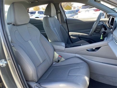 Used 2024 Hyundai Elantra SE image 24