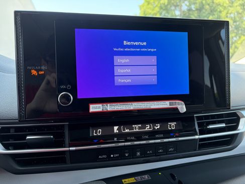 Used 2025 Toyota Sienna LE AWD/4WD image 18