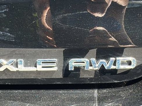 Used 2021 Toyota Highlander XLE AWD/4WD image 12
