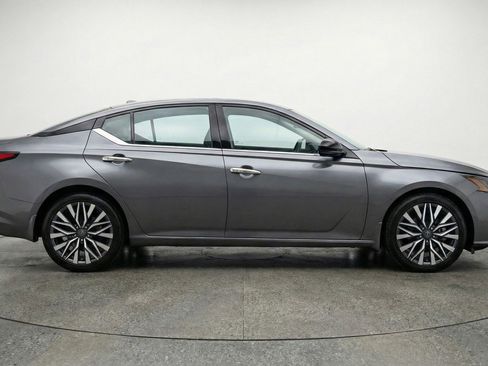 Used 2025 Nissan Altima 2.5 SV image 11