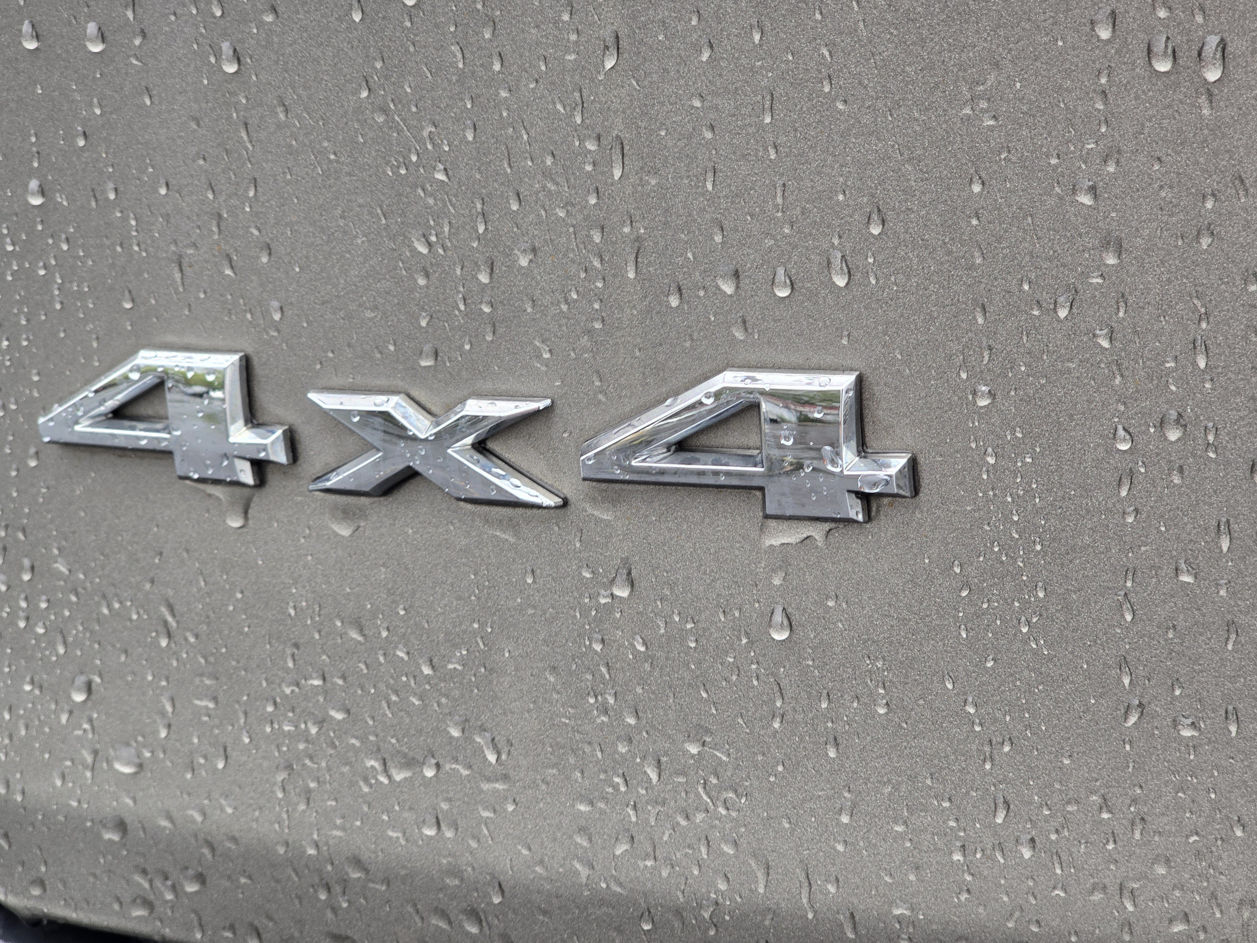 Used 2018 Jeep Cherokee Latitude Plus w/ Cold Weather Group AWD/4WD image 28