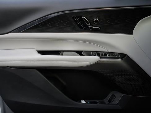 Used 2024 Cadillac Lyriq Luxury image 34