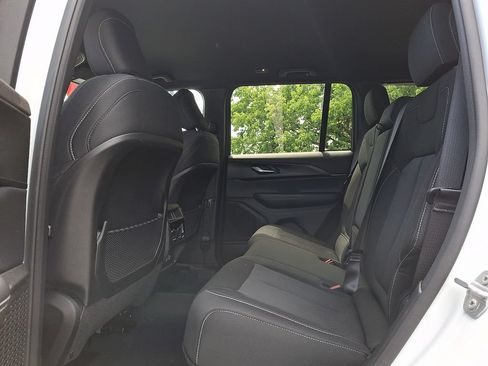 Certified 2025 Jeep Grand Cherokee Laredo AWD/4WD image 10