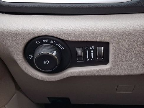 Used 2024 Chrysler Pacifica Touring-L FWD image 23