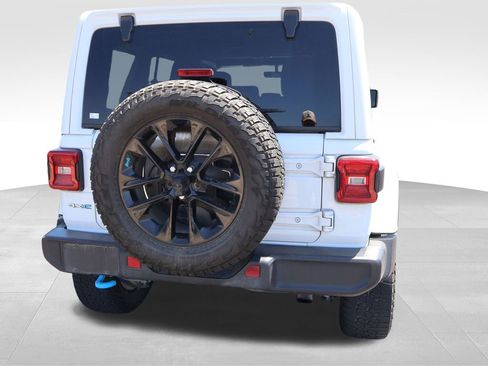 Used 2022 Jeep Wrangler Unlimited Sahara w/ Cold Weather Group AWD/4WD image 18