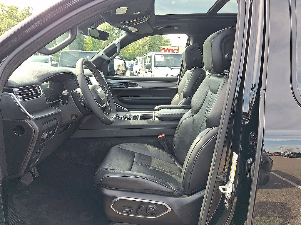 Used 2024 Jeep Wagoneer Series II w/ Convenience Group I AWD/4WD image 17