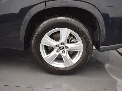 Used 2025 Toyota Highlander LE FWD image 35