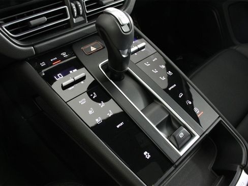 Used 2025 Porsche Macan image 18