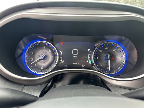 Used 2022 Chrysler Pacifica Touring-L image 26