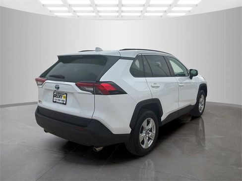Used 2021 Toyota RAV4 LE image 4