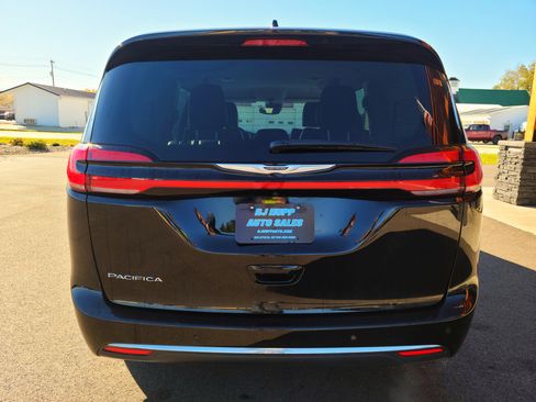 Used 2024 Chrysler Pacifica Touring-L image 5