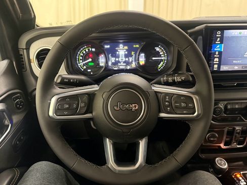 Used 2025 Jeep Wrangler Sahara image 31