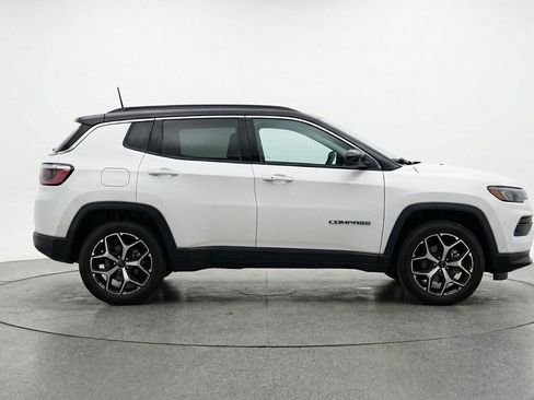 Used 2025 Jeep Compass Limited image 11