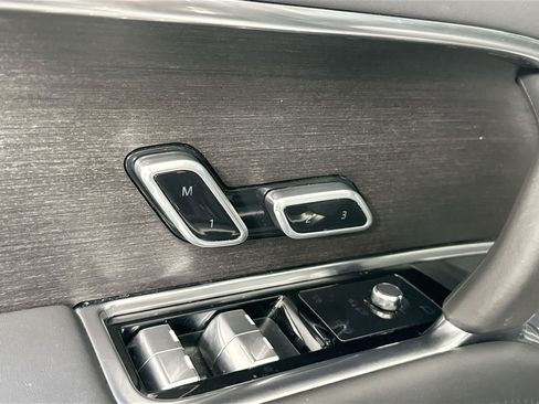 Certified 2025 Land Rover Range Rover SE image 42