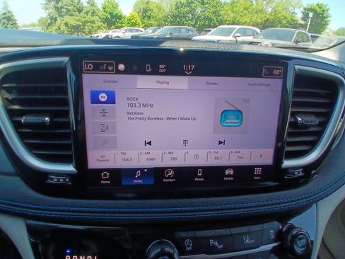 Used 2021 Chrysler Pacifica Touring-L FWD image 16