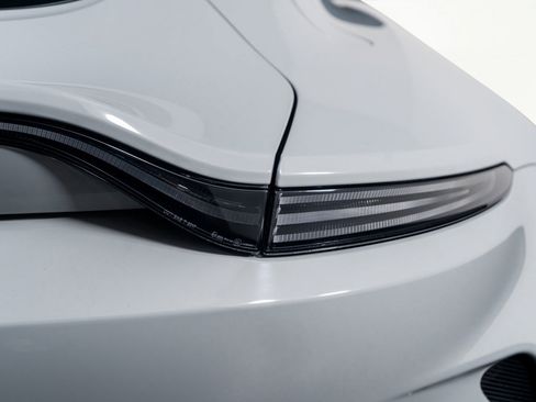 Used 2025 Aston Martin V8 Vantage Coupe image 18