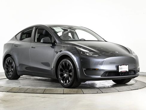 Used 2023 Tesla Model Y Long Range image 3