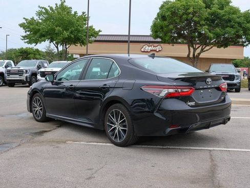 Used 2023 Toyota Camry SE image 4