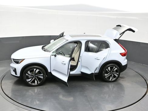 Used 2024 Volvo XC40 B5 Ultimate image 32